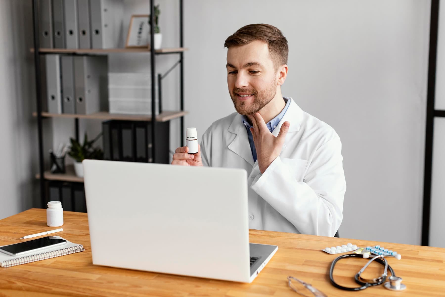 Médico mostrando um frasco de medicamento durante consulta por videochamada